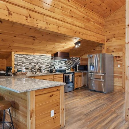 Hot Tub Fire Pit Game Room Theater Easy Access Sleeps 12 - Black Bear Lodge Pigeon Forge Buitenkant foto
