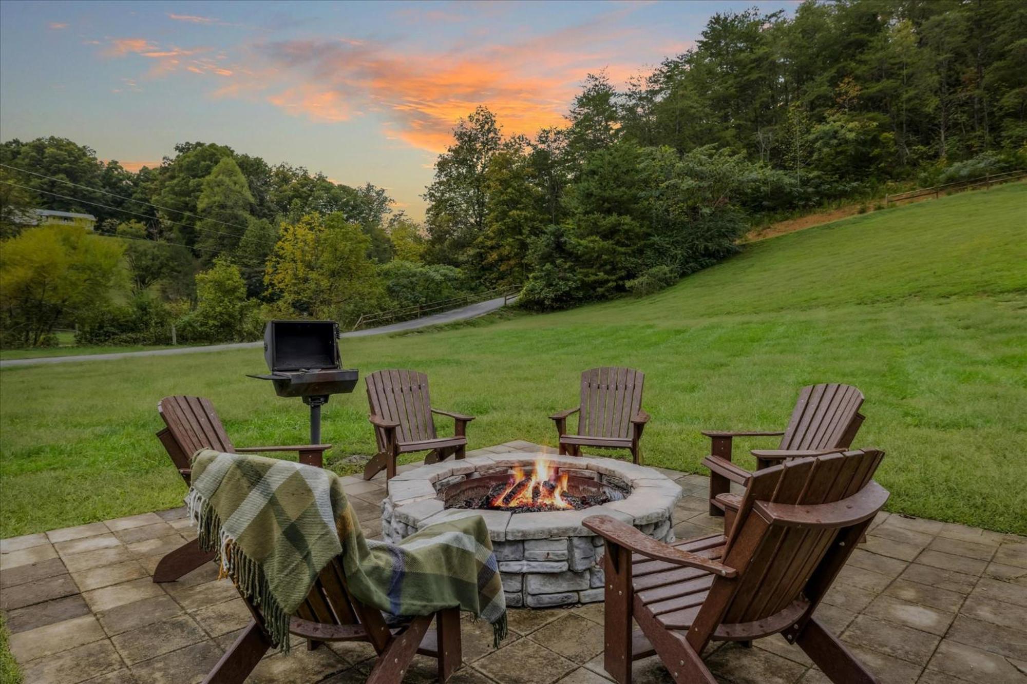 Hot Tub Fire Pit Game Room Theater Easy Access Sleeps 12 - Black Bear Lodge Pigeon Forge Buitenkant foto